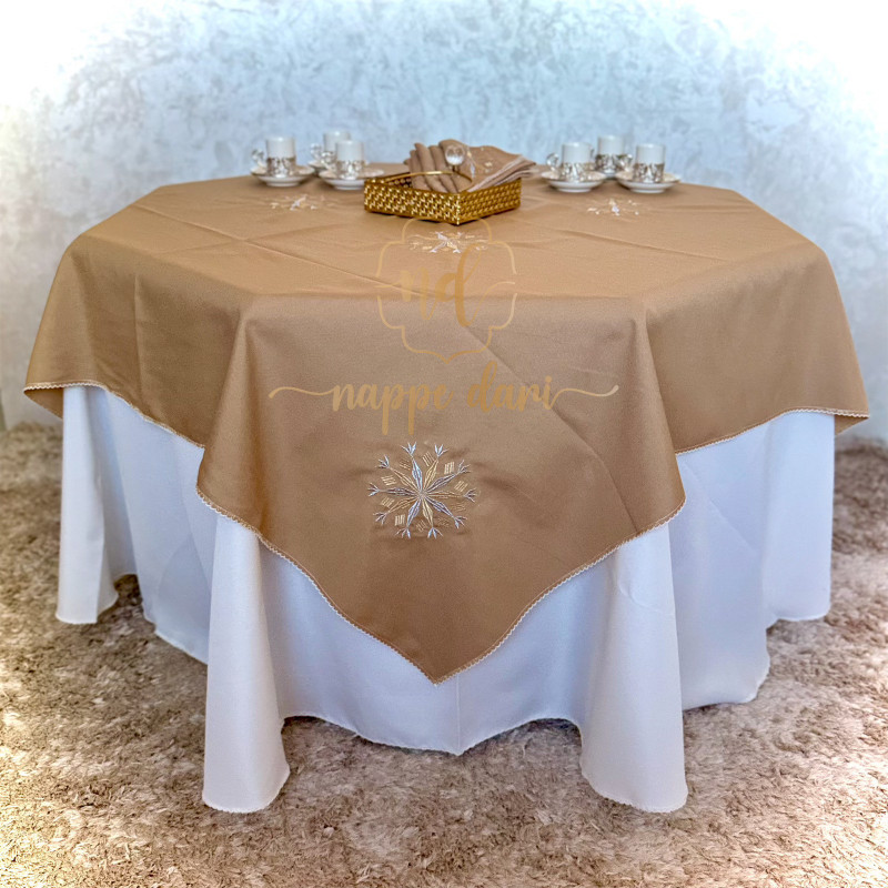 Nappe de table Brodée, couleur Camel /face avec motif  élégant  - Carrée -150 cm