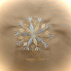 Nappe de table Brodée, couleur Camel /face avec motif  élégant  - Carrée -150 cm