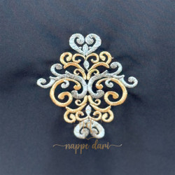 Nappe de table Brodée, couleur Noir /face avec motif  élégant  - Carrée -150 cm