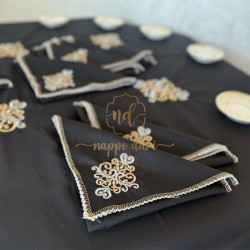 Nappe de table Brodée, couleur Noir /face avec motif  élégant  - Carrée -150 cm