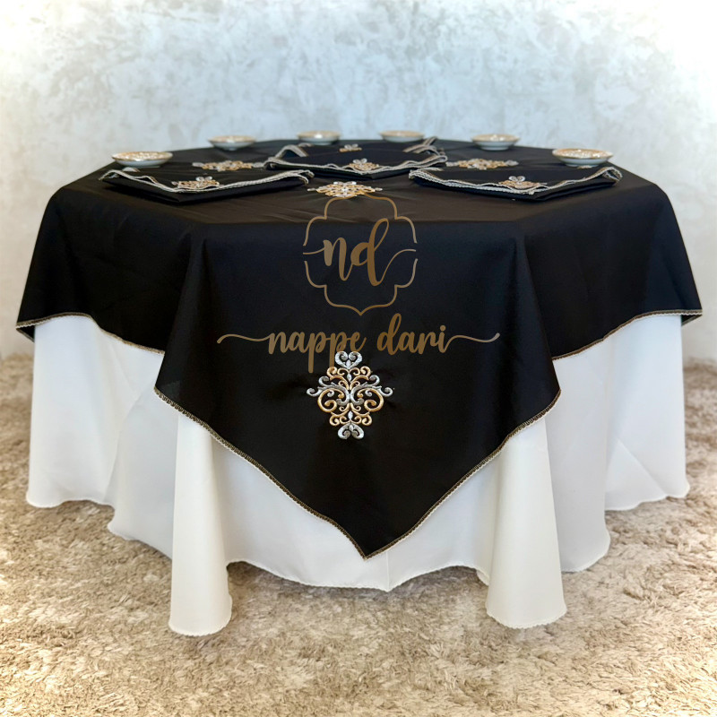 Nappe de table Brodée, couleur Noir /face avec motif  élégant  - Carrée -150 cm